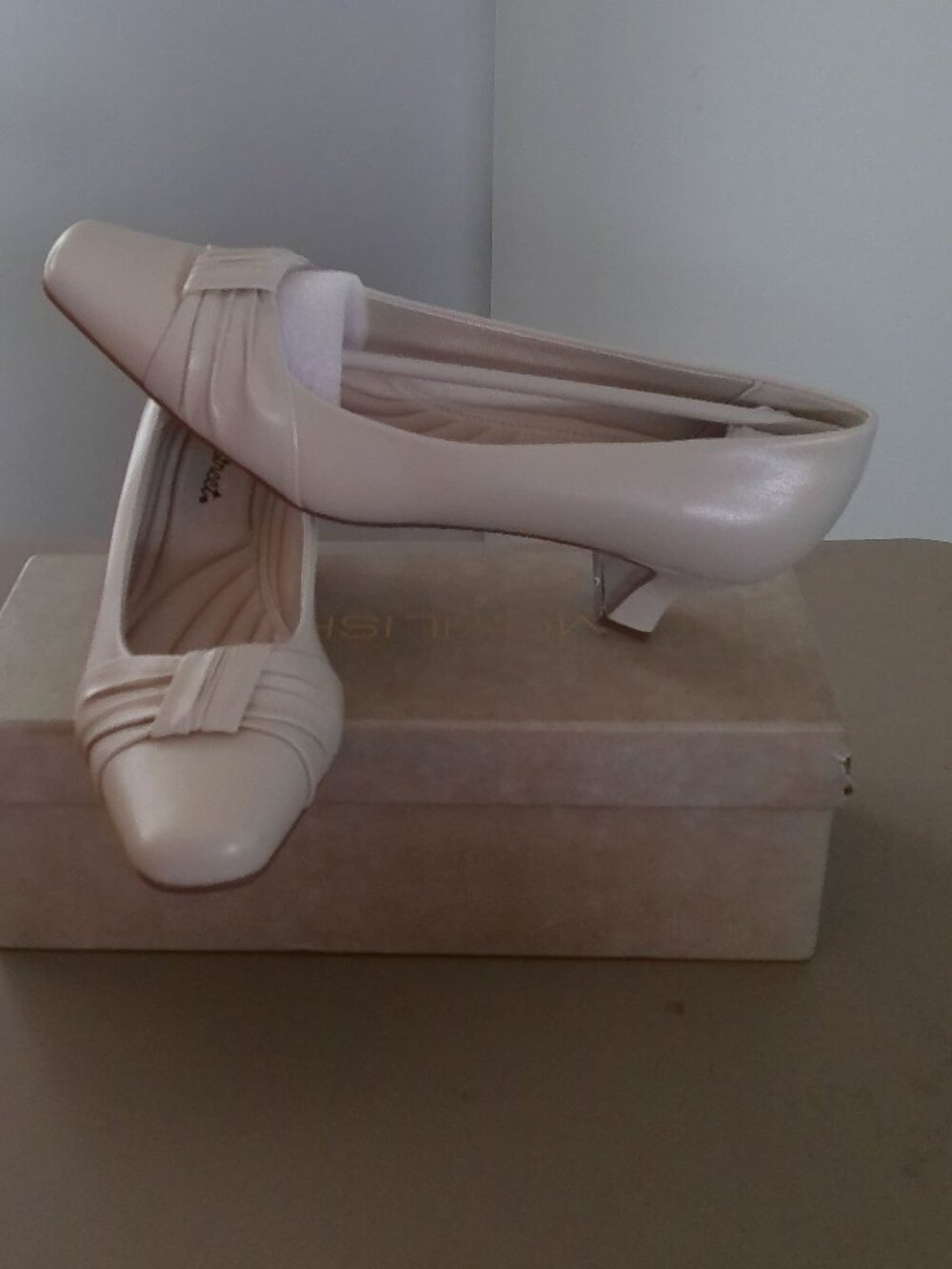 EASY STREET Women's Pumps 1.5" Heel Man Made Materials Bone NWT 9.5N